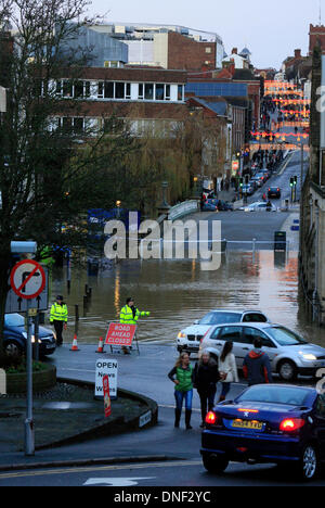 Guildford, Surrey, UK 24 décembre 2013. Route fermée à Millmead en raison de la montée des eaux d'inondation de la rivière Wey, bloquant un parcours pédestre à Guildford High Street, dans l'arrière-plan. Arrêter le trafic de la police et le public de s'approcher de l'eau. Les inondations ont été causées par de fortes pluies au cours des dernières 24 heures. Credit : Bruce McGowan/Alamy Live News Banque D'Images