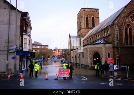 Guildford, Surrey, UK 24 décembre 2013. Route fermée à l'église St Nicolas par Millmead en raison de l'augmentation de l'eau d'inondation de la rivière Wey. Arrêter le trafic de la police et le public de s'approcher de l'eau. Les inondations ont été causées par de fortes pluies au cours des dernières 24 heures. Credit : Bruce McGowan/Alamy Live News Banque D'Images