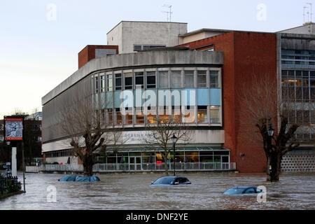 Guildford, Surrey, UK 24 décembre 2013. L'augmentation des eaux d'inondation de la rivière Wey enveloppe voitures dans le parking de l'Millmead Debenhams department store à l'arrière-plan. Les inondations ont été causées par de fortes pluies au cours des dernières 24 heures. Credit : Bruce McGowan/Alamy Live News Banque D'Images