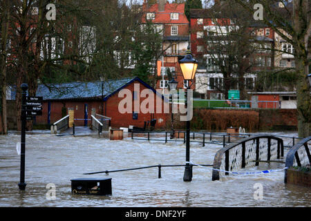 Guildford, Surrey, UK 24 décembre 2013. L'augmentation des eaux d'inondation de la rivière Wey s'élevant au-dessus du niveau d'une passerelle sur la rivière. Bande de la police met le public à rester à l'écart de la région. Les inondations ont été causées par de fortes pluies au cours des dernières 24 heures. Credit : Bruce McGowan/Alamy Live News Banque D'Images