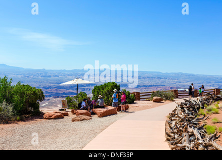 Les touristes à Grand View Point, île dans le ciel, Canyonlands National Park, Utah, USA Banque D'Images