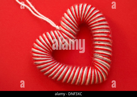 Hanging Heart décor sur fond rouge prêt pour la Saint-Valentin, Jour de Valentines Banque D'Images