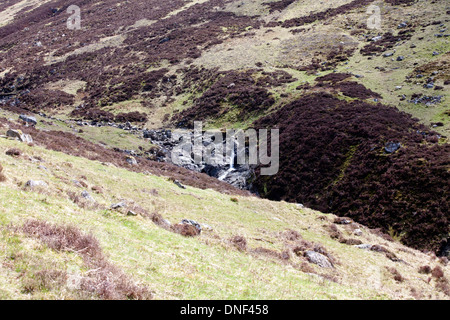 Petite cascade sur l'Allt une Fhuadaraich Dromore West sous les sommets de Ben Vorlich et stuc a Chroin Perthshire en Écosse Banque D'Images