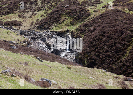 Petite cascade sur l'Allt une Fhuadaraich Dromore West sous les sommets de Ben Vorlich et stuc a Chroin Perthshire en Écosse Banque D'Images