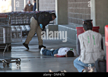 Voir les enquêteurs la scène du crime d'un médicament sur l'exécution à la magasin Costco le 15 janvier 2009 à Juarez, au Mexique. Le tournage, liée à la drogue en cours à une guerre qui a déjà fait plus de 40 personnes depuis le début de l'année. Plus de 1600 personnes ont été tuées à Juarez en 2008, faisant de la ville la plus violente Juarez au Mexique. Banque D'Images