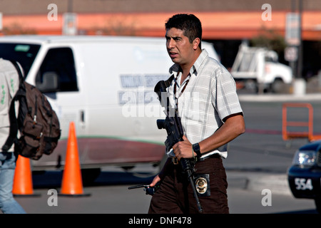 Voir les enquêteurs la scène du crime d'un médicament sur l'exécution à la magasin Costco le 15 janvier 2009 à Juarez, au Mexique. Le tournage, liée à la drogue en cours à une guerre qui a déjà fait plus de 40 personnes depuis le début de l'année. Plus de 1600 personnes ont été tuées à Juarez en 2008, faisant de la ville la plus violente Juarez au Mexique. Banque D'Images