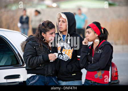 Les amis de quatre jeunes hommes tués dans une fusillade liée à la drogue dans un taudis réagir sur les lieux le 15 janvier 2009 à Juarez, au Mexique. Le tournage, liée à la drogue en cours à une guerre qui a déjà fait plus de 40 personnes depuis le début de l'année. Plus de 1600 personnes ont été tuées à Juarez en 2008, faisant de la ville la plus violente Juarez au Mexique. Banque D'Images