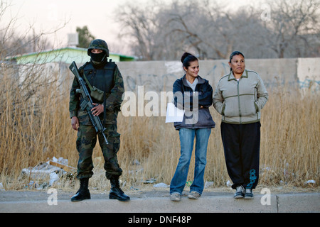 Un soldat monte la garde lourdement armés dans un taudis où un médicament shoot out a donné lieu à quatre tués, 14 janvier 2009 à Juarez, au Mexique. Le tournage, liée à la drogue en cours à une guerre qui a déjà fait plus de 40 personnes depuis le début de l'année. Plus de 1600 personnes ont été tuées à Juarez en 2008, faisant de la ville la plus violente Juarez au Mexique. Banque D'Images