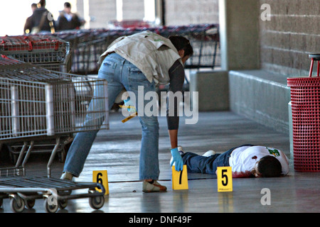 Le nombre d'enquêteurs des douilles trouvées sur les lieux d'un médicament sur l'exécution à la magasin Costco le 15 janvier 2009 à Juarez, au Mexique. Le tournage, liée à la drogue en cours à une guerre qui a déjà fait plus de 40 personnes depuis le début de l'année. Plus de 1600 personnes ont été tuées à Juarez en 2008, faisant de la ville la plus violente Juarez au Mexique. Banque D'Images