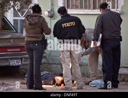 Les enquêteurs de police sur les lieux d'un médicament pousse dehors dans un taudis, 14 janvier 2009 à Juarez, au Mexique. Le tournage, liée à la drogue en cours à une guerre qui a déjà fait plus de 40 personnes depuis le début de l'année. Plus de 1600 personnes ont été tuées à Juarez en 2008, faisant de la ville la plus violente Juarez au Mexique. Banque D'Images