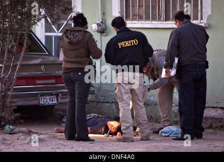 Les enquêteurs de police sur les lieux d'un médicament pousse dehors dans un taudis, 14 janvier 2009 à Juarez, au Mexique. Le tournage, liée à la drogue en cours à une guerre qui a déjà fait plus de 40 personnes depuis le début de l'année. Plus de 1600 personnes ont été tuées à Juarez en 2008, faisant de la ville la plus violente Juarez au Mexique. Banque D'Images