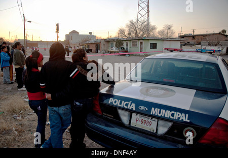 Les amis de quatre jeunes hommes tués dans une fusillade liée à la drogue dans un taudis réagir comme la police enquête sur 15 janvier 2009 à Juarez, au Mexique. Le tournage, liée à la drogue en cours à une guerre qui a déjà fait plus de 40 personnes depuis le début de l'année. Plus de 1600 personnes ont été tuées à Juarez en 2008, faisant de la ville la plus violente Juarez au Mexique. Banque D'Images