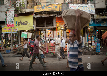 La circulation des piétons dans la ville de Calcutta (Kolkata), Inde Banque D'Images