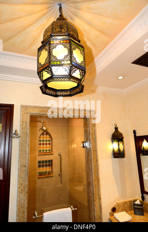 Salle de bains décorée dans un style arabe dans l'hôtel de luxe, DUBAÏ, ÉMIRATS ARABES UNIS Banque D'Images