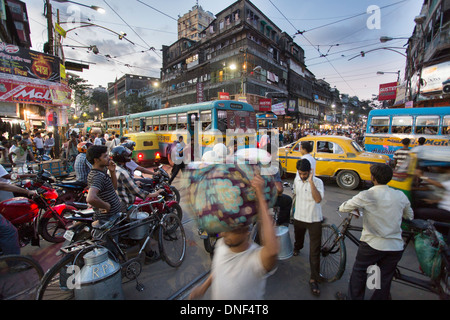 Occupé à Calcutta (Kolkata), l'Inde le trafic de la rue. Banque D'Images