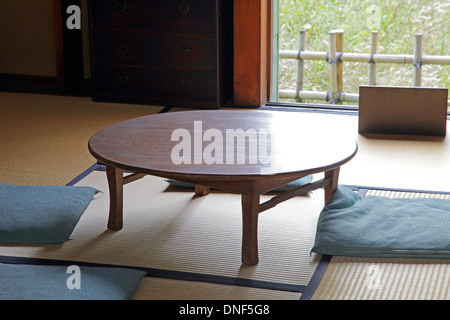 Une Chabudai dans une table traditionnelle japonaise Tatami prix à Edo Tokyo -Architecture en Plein Air Museum Banque D'Images