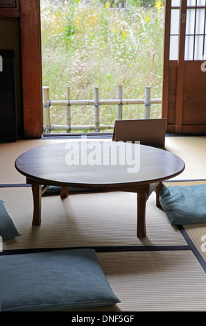 Une Chabudai dans une table traditionnelle japonaise Tatami prix à Edo Tokyo -Architecture en Plein Air Museum Banque D'Images