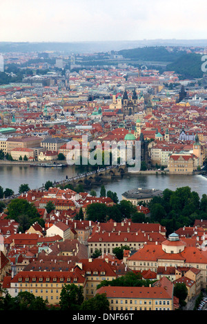 Vue aérienne du Pont Charles et ses environs cityscape in Prague, République tchèque. Banque D'Images