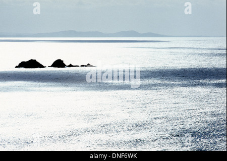 Julian roches au large de la plage de Byron Bay, NSW, Australie Banque D'Images