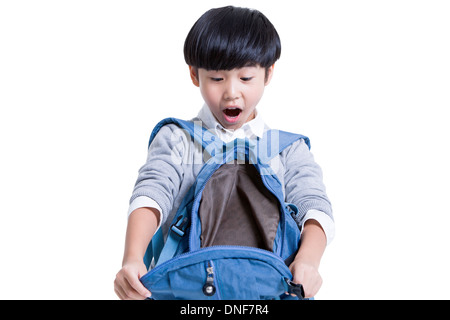 Cute schoolboy livre d'ouverture sac avec surprise Banque D'Images