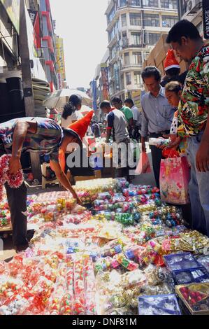 Colombo, Sri Lanka. Le 24 décembre, 2013. Les gens achètent des décorations de Noël à un marché en bordure de la veille de Noël à Colombo, Sri Lanka, 24 décembre 2013. Credit : Gayan Sameera/Xinhua/Alamy Live News Banque D'Images