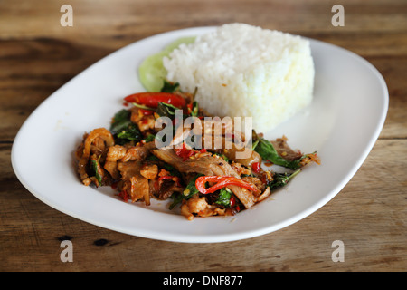 Un nouveau plat de style thaïlandais, de l'alimentation du porc frit avec basilic et jasmine riz collant blanc Banque D'Images