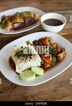 Porc frit avec basilic et white jasmine riz collant et le riz avec du canard rôti Banque D'Images