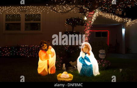 Los Angeles, Californie, USA. Le 24 décembre, 2013. Les décorations de Noël sont vus à un quartier de Los Angeles, Californie, USA de la United States, 24 décembre 2013. Crédit : Yang Lei/Xinhua/Alamy Live News Banque D'Images
