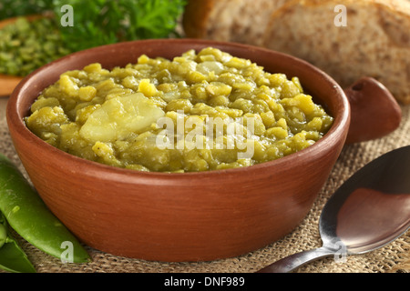 Split pea soup avec pomme de terre dans le bol rustique (Selective Focus Focus, un tiers dans le bol) Banque D'Images