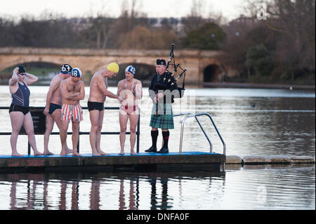 Londres, Royaume-Uni. Le 25 décembre 2013. La serpentine, à Hyde Park, Londres, UK. Les membres de la Serpentine Swimming Club Peter Pan Cup à Londres Londres en concurrence pour les Peter Pan Cup, une course de 100 mètres annuel organisé depuis 1904. L'événement prend son nom d'lorsque J.M. Barrie a présenté la première tasse. Credit : Lee Thomas/Alamy Live News Banque D'Images