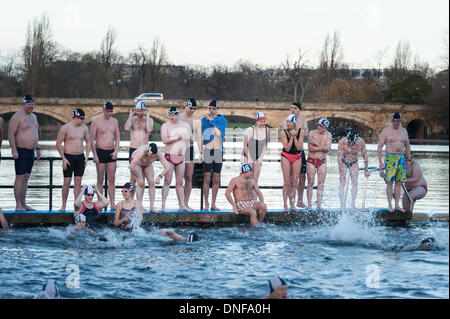 Londres, Royaume-Uni. Le 25 décembre 2013. La serpentine, à Hyde Park, Londres, UK. Les membres de la Serpentine Swimming Club Peter Pan Cup à Londres Londres en concurrence pour les Peter Pan Cup, une course de 100 mètres annuel organisé depuis 1904. L'événement prend son nom d'lorsque J.M. Barrie a présenté la première tasse. Credit : Lee Thomas/Alamy Live News Banque D'Images