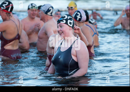 Londres, Royaume-Uni. Le 25 décembre 2013. La serpentine, à Hyde Park, Londres, UK. Les membres de la Serpentine Swimming Club Peter Pan Cup à Londres Londres en concurrence pour les Peter Pan Cup, une course de 100 mètres annuel organisé depuis 1904. L'événement prend son nom d'lorsque J.M. Barrie a présenté la première tasse. Credit : Lee Thomas/Alamy Live News Banque D'Images