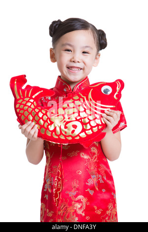 Happy girl avec ornement carpes célébrant le Nouvel An chinois Banque D'Images