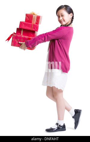 Jolie fille tenant une pile de cadeaux du Nouvel An chinois Banque D'Images