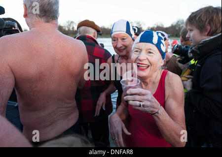 Londres, Royaume-Uni. Le 25 décembre 2013. La serpentine, à Hyde Park, Londres, UK. Les membres de la Serpentine Swimming Club Peter Pan Cup à Londres Londres en concurrence pour les Peter Pan Cup, une course de 100 mètres annuel organisé depuis 1904. L'événement prend son nom d'lorsque J.M. Barrie a présenté la première tasse. Credit : Lee Thomas/Alamy Live News Banque D'Images