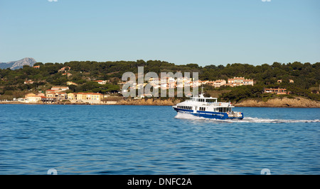 Ferry entre Porquerolles et la Tour Fondue, Parc National de Port Cros Hyeres France Banque D'Images