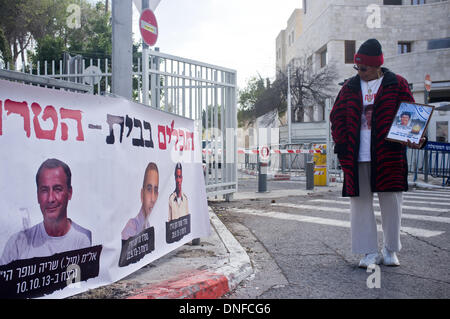 Jérusalem, Israël . Dec 25, 2013. VARDA AKIVA, mère de assassiné Shaltiel Akiva (1964-1985), porte une photo de son fils comme elle proteste à l'extérieur de la résidence du premier ministre contre la libération des prisonniers palestiniens. Jérusalem, Israël. 25-Dec-2013. Israël à libérer les prisonniers palestiniens, parmi eux les meurtriers condamnés avec "du sang sur les mains", dans ce qui est considéré comme une 'troisième impulsion' dans le cadre du processus de négociations de paix. Credit : Alon Nir/Alamy Live News Banque D'Images