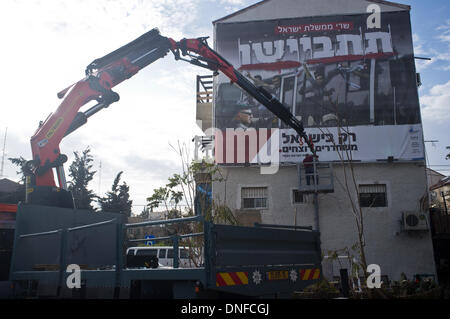 Jérusalem, Israël . Dec 25, 2013. Une immense affiche est accroché sur le côté d'un immeuble dans le quartier de Kiryat Moshe appelant les ministres du gouvernement à avoir honte d'avoir accepté sur une planification de la libération des prisonniers palestiniens. Jérusalem, Israël. 25-Dec-2013. Israël à libérer les prisonniers palestiniens, parmi eux les meurtriers condamnés avec "du sang sur les mains", dans ce qui est considéré comme une 'troisième impulsion' dans le cadre du processus de négociations de paix. Credit : Alon Nir/Alamy Live News Banque D'Images