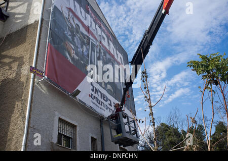 Jérusalem, Israël . Dec 25, 2013. Une immense affiche est accroché sur le côté d'un immeuble dans le quartier de Kiryat Moshe appelant les ministres du gouvernement à avoir honte d'avoir accepté sur une planification de la libération des prisonniers palestiniens. Jérusalem, Israël. 25-Dec-2013. Israël à libérer les prisonniers palestiniens, parmi eux les meurtriers condamnés avec "du sang sur les mains", dans ce qui est considéré comme une 'troisième impulsion' dans le cadre du processus de négociations de paix. Credit : Alon Nir/Alamy Live News Banque D'Images