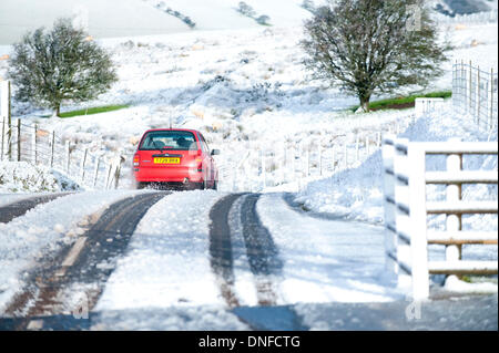 La gamme Epynt, Cambrian Mountains, Powys, au Royaume-Uni. Le 25 décembre 2013. Négocier les pilotes B4520 Brecon Road entre Roussillon et de Brecon. Les personnes vivant sur des terres en Pays de Galles s'est réveillé pour un Noël blanc ce matin. Credit : Graham M. Lawrence/Alamy Live News. Banque D'Images