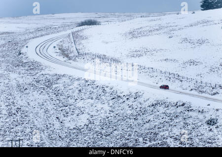 La gamme Epynt, Cambrian Mountains, Powys, au Royaume-Uni. Le 25 décembre 2013. Négocier les pilotes B4520 Brecon Road entre Roussillon et de Brecon. Les personnes vivant sur des terres en Pays de Galles s'est réveillé pour un Noël blanc ce matin. Credit : Graham M. Lawrence/Alamy Live News. Banque D'Images