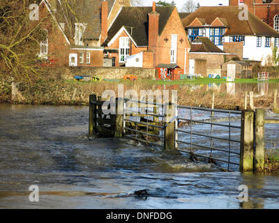 Godalming, Surrey, UK. Dec 25, 2013. L'inondation de la rivière Wey à Godalming dans le Surrey. Des vents violents et une pluie diluvienne ont frappé une grande partie du sud de l'Angleterre au cours des premières heures de veille de Noël, laissant de vastes inondations et powercuts le jour de Noël. Credit : james jagger/Alamy Live News Banque D'Images