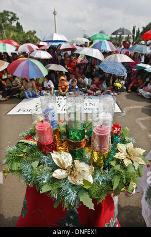 Jakarta, Indonésie. Dec 25, 2013. Les congrégations de l'Indonésie à partir de deux églises assister à une prière de masse devant le palais présidentiel. Des centaines de chrétiens indonésiens a organisé un culte de Noël le 25 décembre, devant le palais présidentiel de Jakarta pour protester contre la fermeture de leurs églises en raison de la pression exercée par les extrémistes musulmans. Afriadi Hikmal : Crédit/ZUMA/ZUMAPRESS.com/Alamy fil Live News Banque D'Images