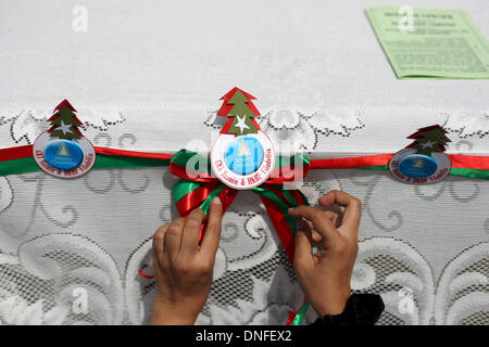 Jakarta, Indonésie. Dec 25, 2013. Les congrégations de l'Indonésie à partir de deux églises assister à une prière de masse devant le palais présidentiel. Des centaines de chrétiens indonésiens a organisé un culte de Noël le 25 décembre, devant le palais présidentiel de Jakarta pour protester contre la fermeture de leurs églises en raison de la pression exercée par les extrémistes musulmans. Afriadi Hikmal : Crédit/ZUMA/ZUMAPRESS.com/Alamy fil Live News Banque D'Images