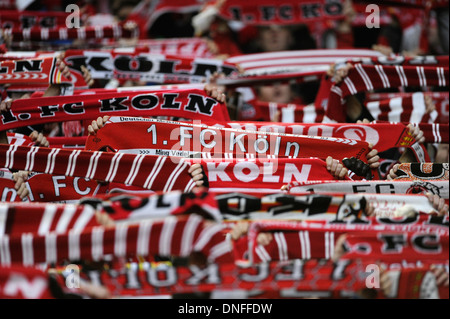 Les partisans du club de Bundesliga allemande de football FC Köln (Cologne) présentent leurs foulards Banque D'Images