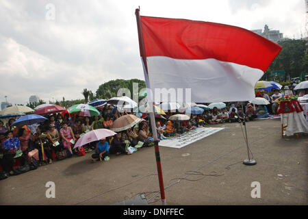 Jakarta, Indonésie. Dec 25, 2013. Les congrégations de l'Indonésie à partir de deux églises assister à une prière de masse devant le palais présidentiel. Des centaines de chrétiens indonésiens a organisé un culte de Noël le 25 décembre, devant le palais présidentiel de Jakarta pour protester contre la fermeture de leurs églises en raison de la pression exercée par les extrémistes musulmans. Afriadi Hikmal : Crédit/ZUMA/ZUMAPRESS.com/Alamy fil Live News Banque D'Images