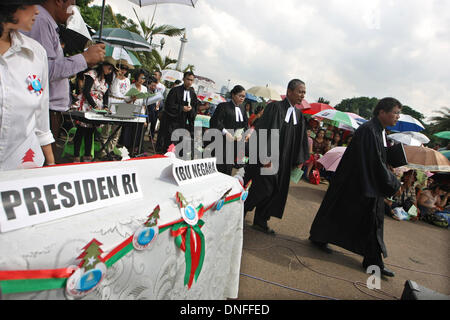 Jakarta, Indonésie. Dec 25, 2013. Les congrégations de l'Indonésie à partir de deux églises assister à une prière de masse devant le palais présidentiel. Des centaines de chrétiens indonésiens a organisé un culte de Noël le 25 décembre, devant le palais présidentiel de Jakarta pour protester contre la fermeture de leurs églises en raison de la pression exercée par les extrémistes musulmans. Afriadi Hikmal : Crédit/ZUMA/ZUMAPRESS.com/Alamy fil Live News Banque D'Images