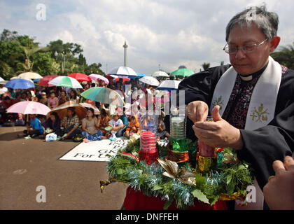 Jakarta, Indonésie. Dec 25, 2013. Un révérend dirige une messe de Noël la prière devant le palais présidentiel. Des centaines de chrétiens indonésiens a organisé un culte de Noël le 25 décembre, devant le palais présidentiel de Jakarta pour protester contre la fermeture de leurs églises en raison de la pression exercée par les extrémistes musulmans. Afriadi Hikmal : Crédit/ZUMA/ZUMAPRESS.com/Alamy fil Live News Banque D'Images