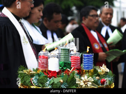 Jakarta, Indonésie. Dec 25, 2013. Un révérend dirige une messe de Noël la prière devant le palais présidentiel. Des centaines de chrétiens indonésiens a organisé un culte de Noël le 25 décembre, devant le palais présidentiel de Jakarta pour protester contre la fermeture de leurs églises en raison de la pression exercée par les extrémistes musulmans. Afriadi Hikmal : Crédit/ZUMA/ZUMAPRESS.com/Alamy fil Live News Banque D'Images