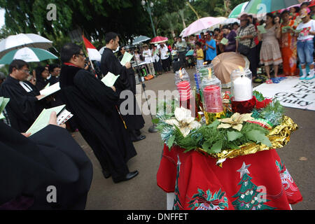 Jakarta, Indonésie. Dec 25, 2013. Un révérend dirige une messe de Noël la prière devant le palais présidentiel. Des centaines de chrétiens indonésiens a organisé un culte de Noël le 25 décembre, devant le palais présidentiel de Jakarta pour protester contre la fermeture de leurs églises en raison de la pression exercée par les extrémistes musulmans. Afriadi Hikmal : Crédit/ZUMA/ZUMAPRESS.com/Alamy fil Live News Banque D'Images